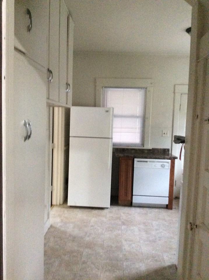 1237 Peach St - Photo 4 of 14