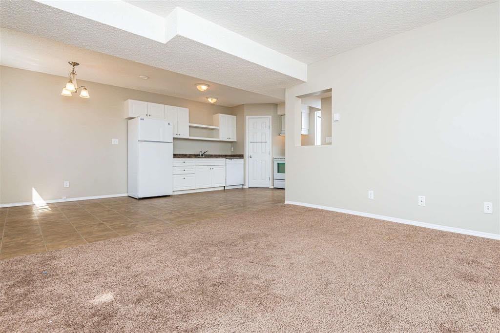 15902 100 Avenue - Photo 3 of 11