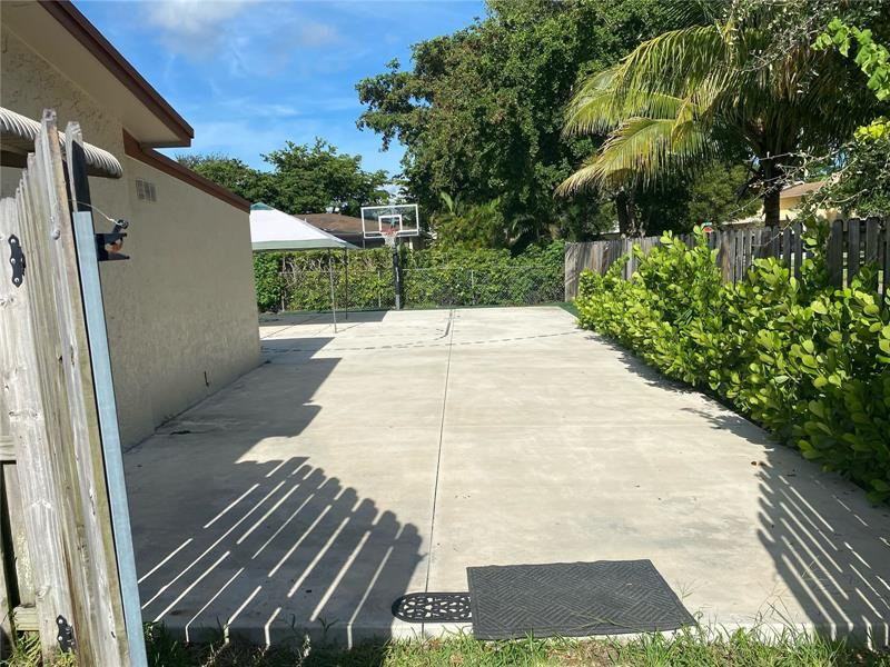 5201 Sw 101st Ave - Photo 2 of 3