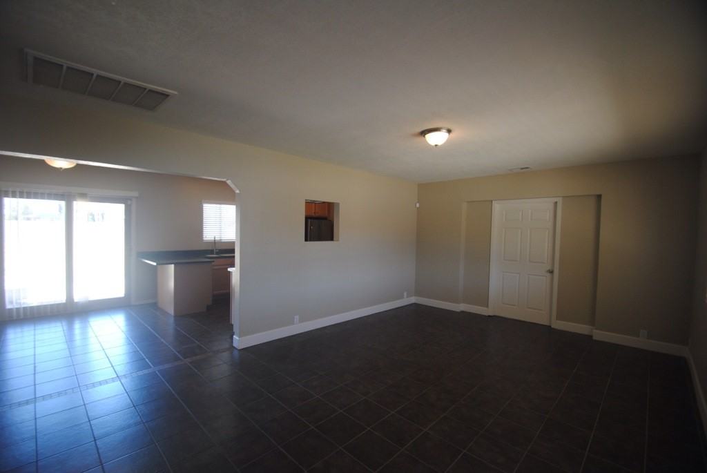 661 N Sunland Dr - Photo 3 of 19