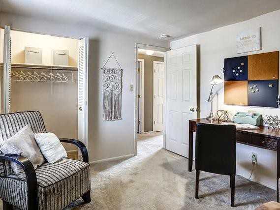 262 W Washington Center Rd - Photo 7 of 22