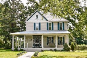featured image of 2415 Sandburg St