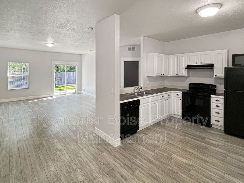 1691 E Daulby St - Photo 3 of 23