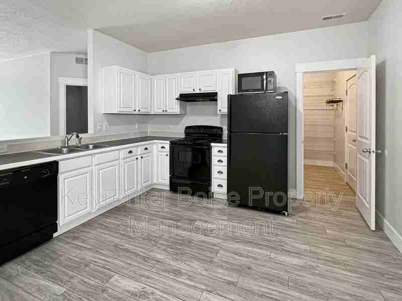 1691 E Daulby St - Photo 4 of 23