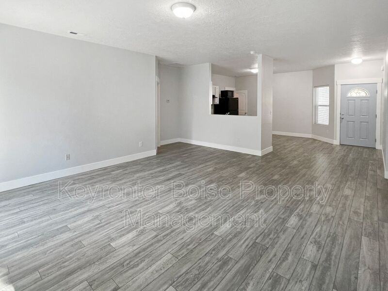 1691 E Daulby St - Photo 6 of 23