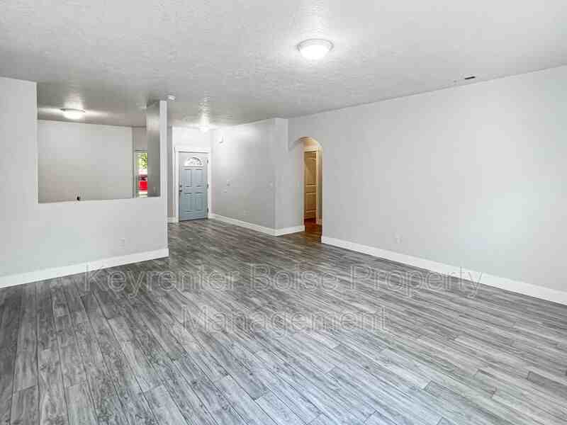 1691 E Daulby St - Photo 7 of 23