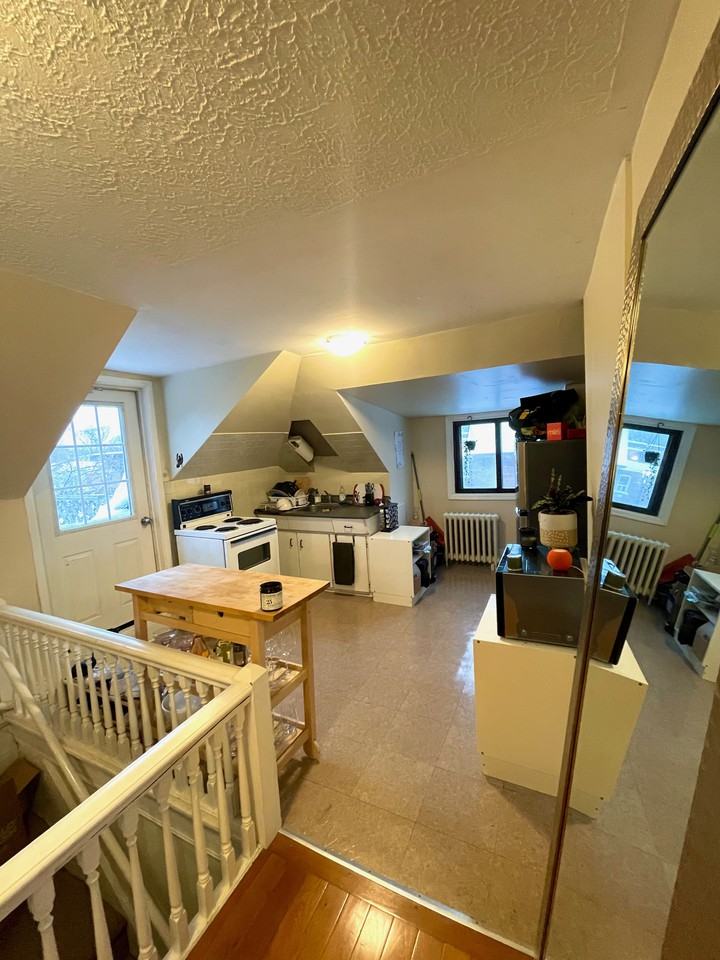 798 Carlaw Avenue ##5 - Photo 6 of 10