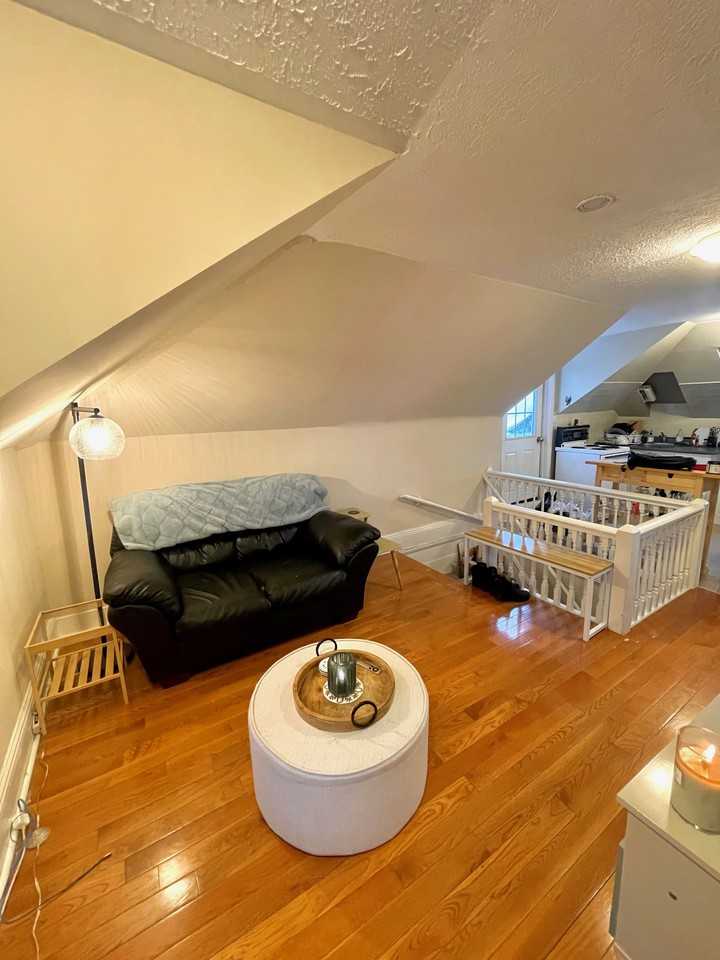798 Carlaw Avenue ##5 - Photo 4 of 10