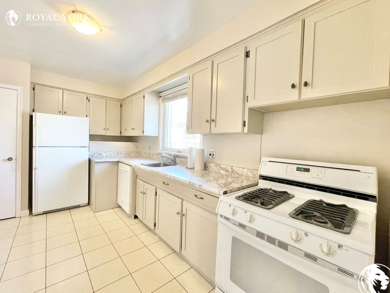 1524 Lakemount St - Photo 3 of 43