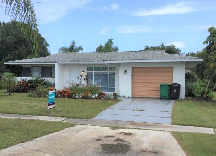 305 Ne Floresta Dr #D