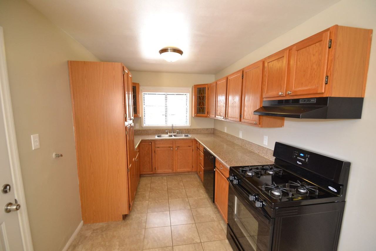 4895 Acacia Ave - Photo 3 of 8