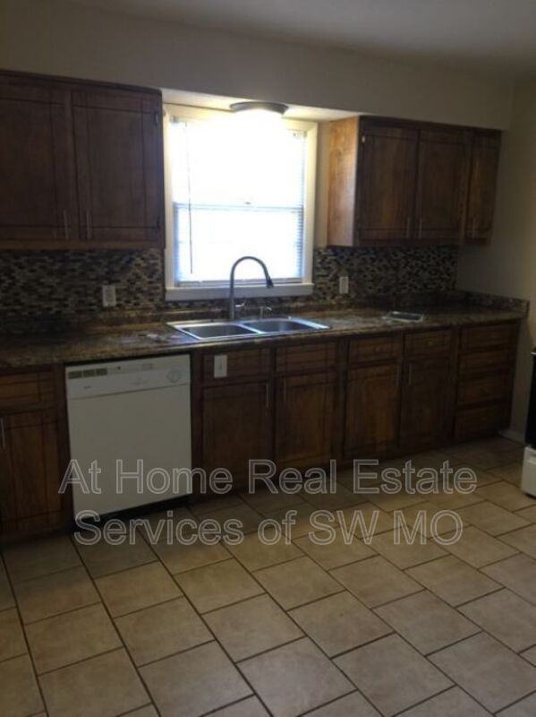 2810 W College St - Photo 5 of 14