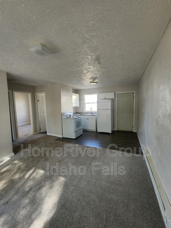 1934 Lawrence Ln - Photo 2 of 8