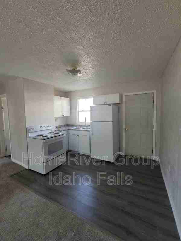 1934 Lawrence Ln - Photo 3 of 8