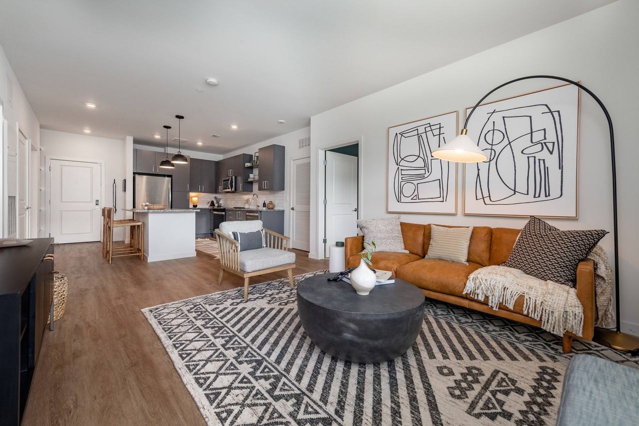 Alexan Kingston - Photo 2 of 50