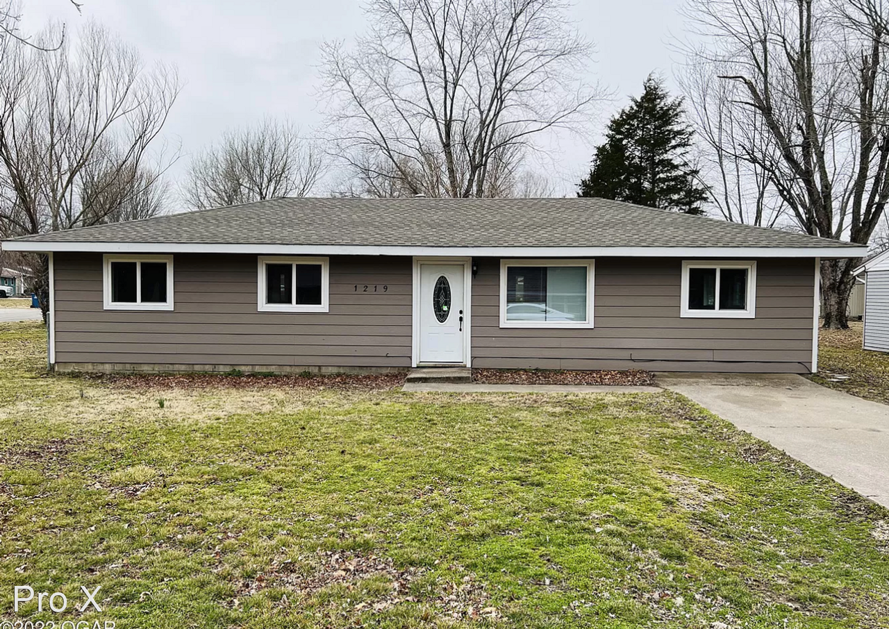1219 Stratford Pl - Photo 2 of 15