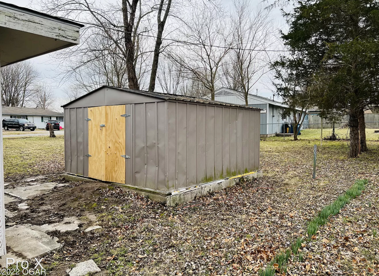 1219 Stratford Pl - Photo 3 of 15