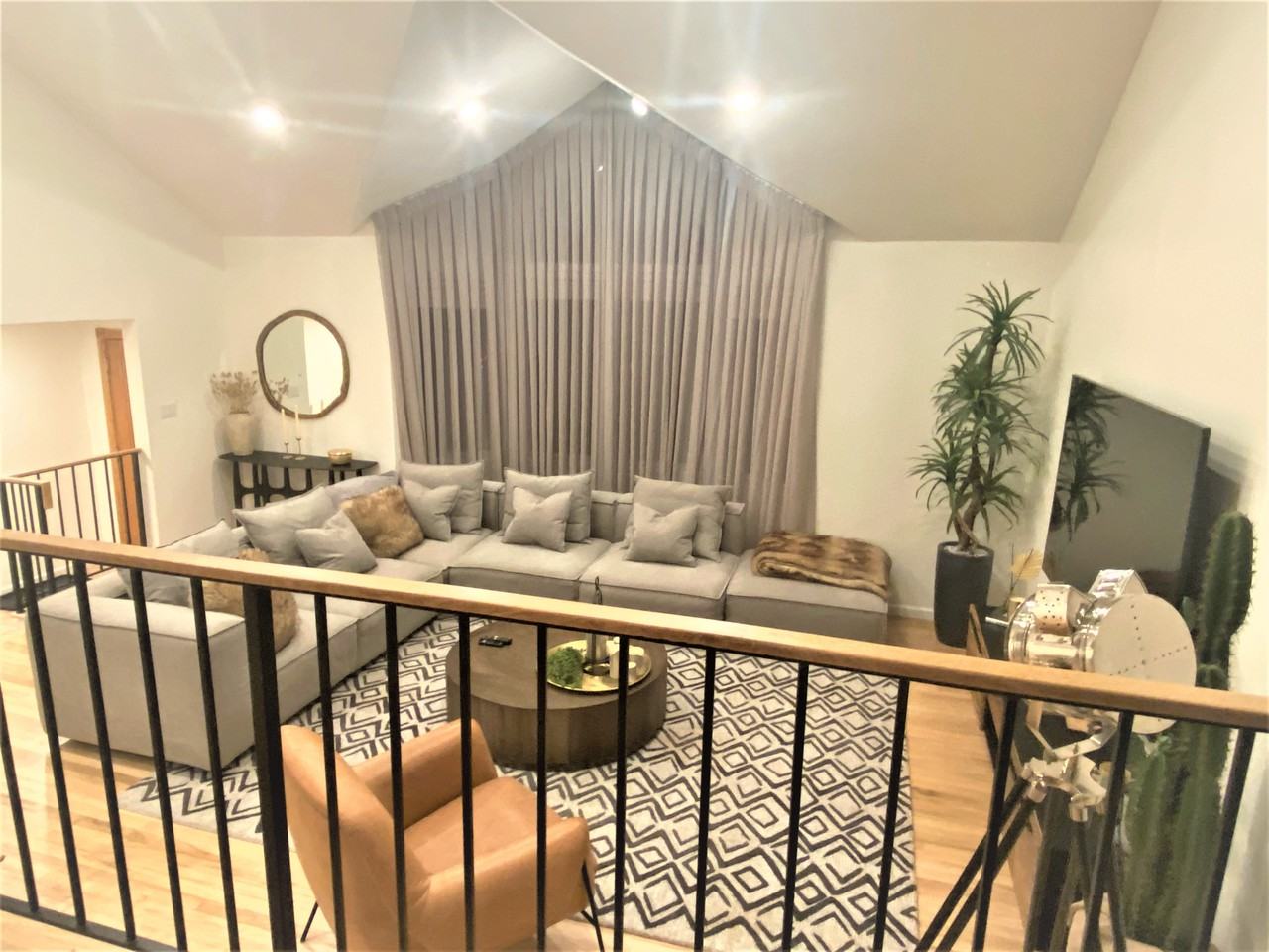 1096 Pearl St - Photo 3 of 21