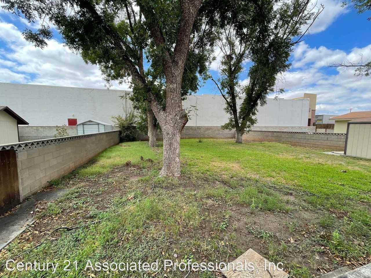 1029 N Spring St - Photo 3 of 17