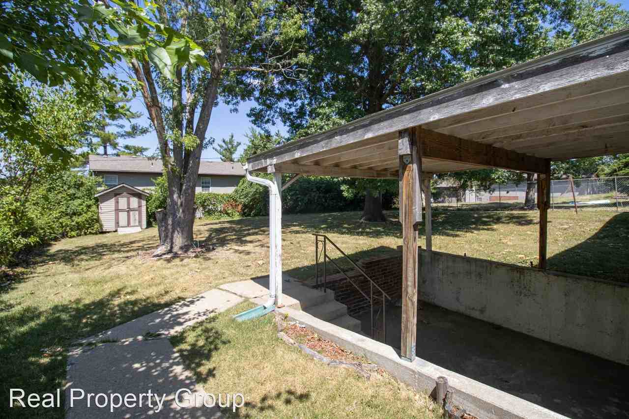 1507 Sylvan Ln - Photo 3 of 10