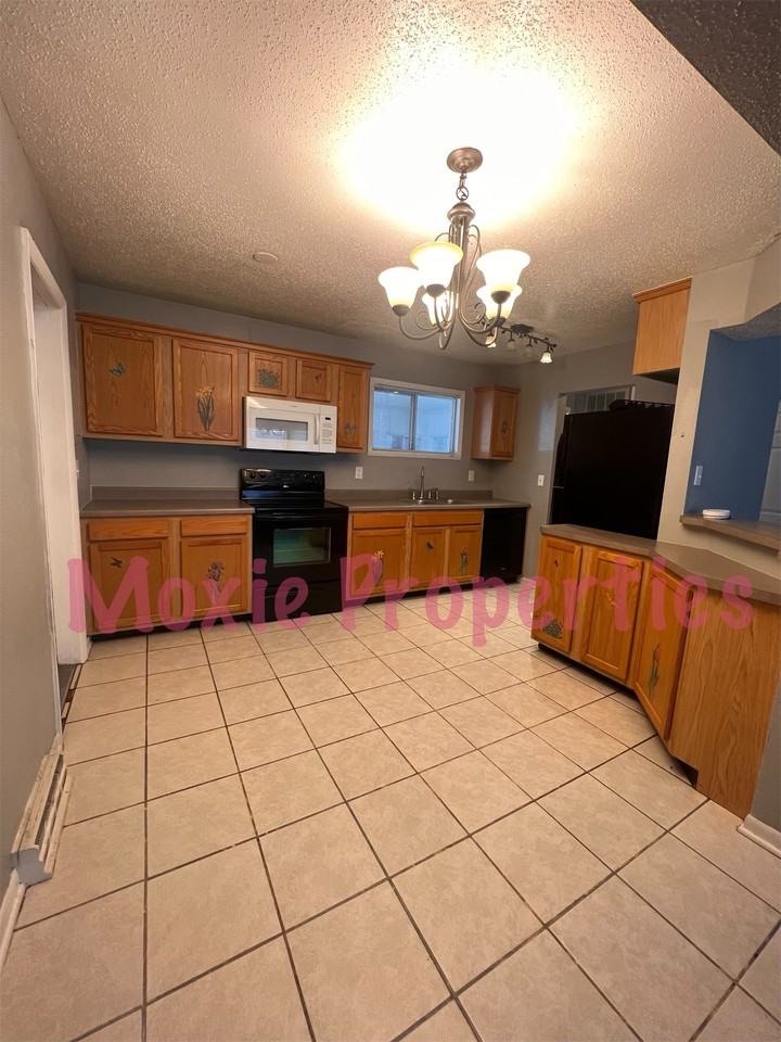 1210 Chanute Ave - Photo 3 of 9