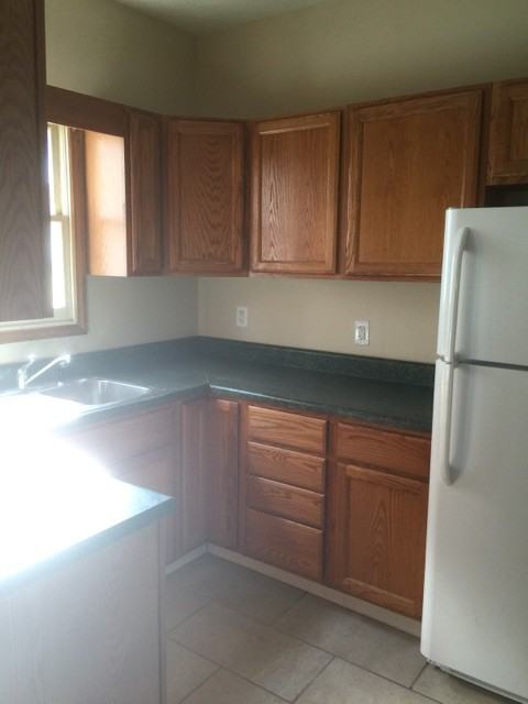 405 Russell St - Photo 4 of 12