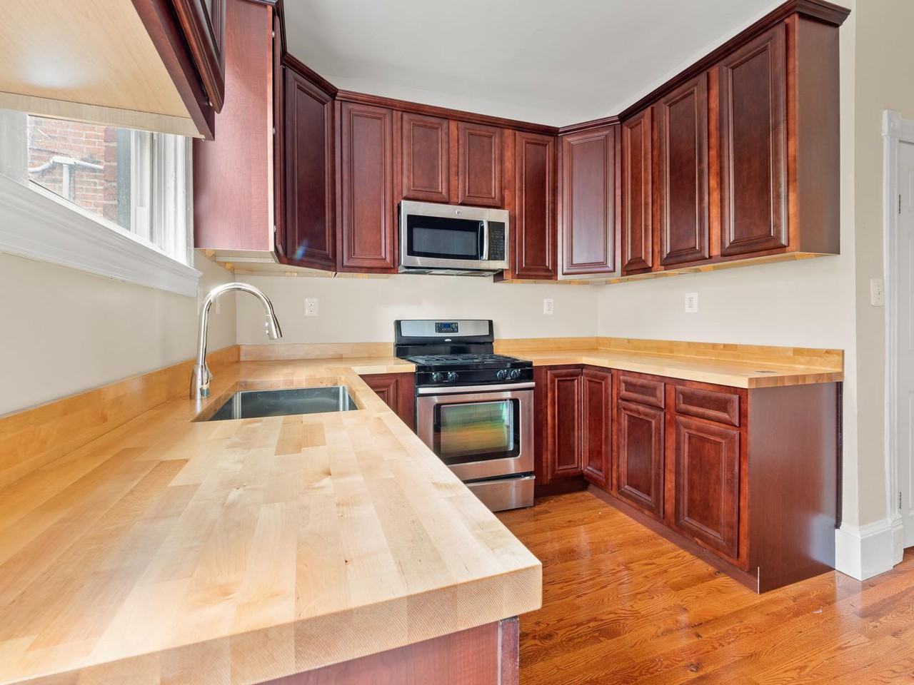 Charming LeDroit Park Victorian townhouse by Crispus Attucks Park - Photo 5 of 19