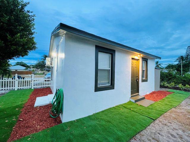 1036 Park Avenue - Photo 2 of 6