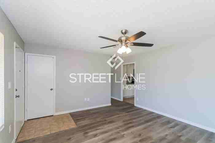 2038 N 54th Ln - Photo 3 of 15