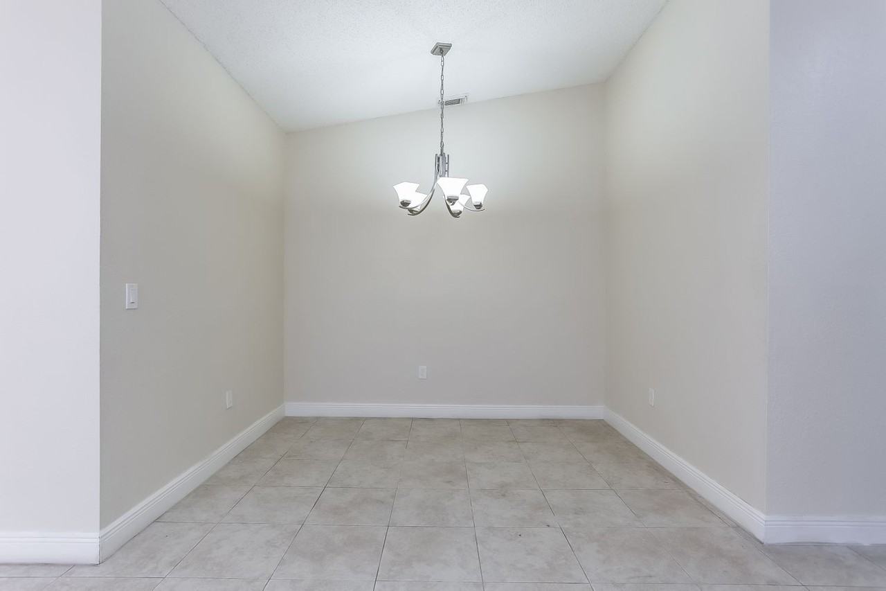 12731 Nw 103rd Ave - Photo 3 of 17