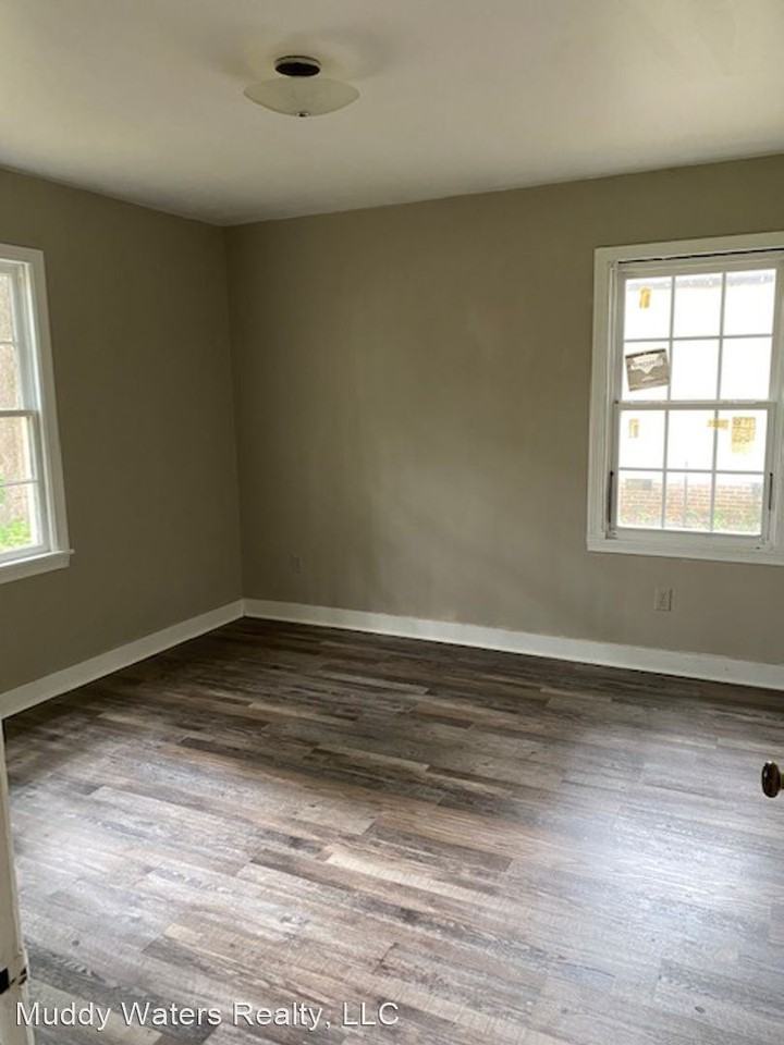 705 Oak St - Photo 2 of 6