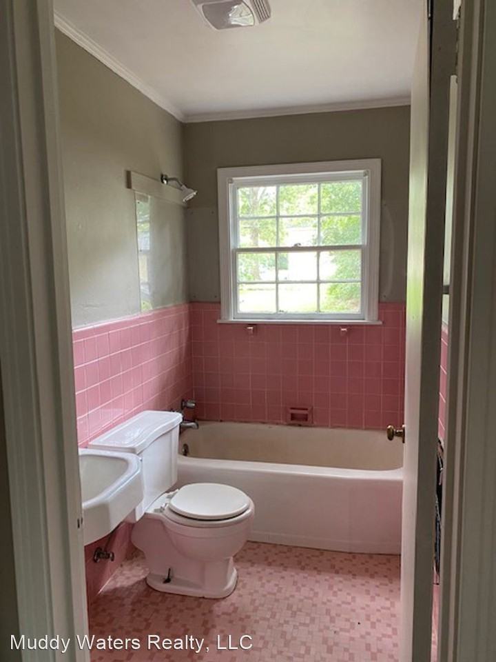 705 Oak St - Photo 3 of 6