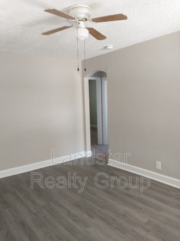 1025 Beecher St - Photo 3 of 20