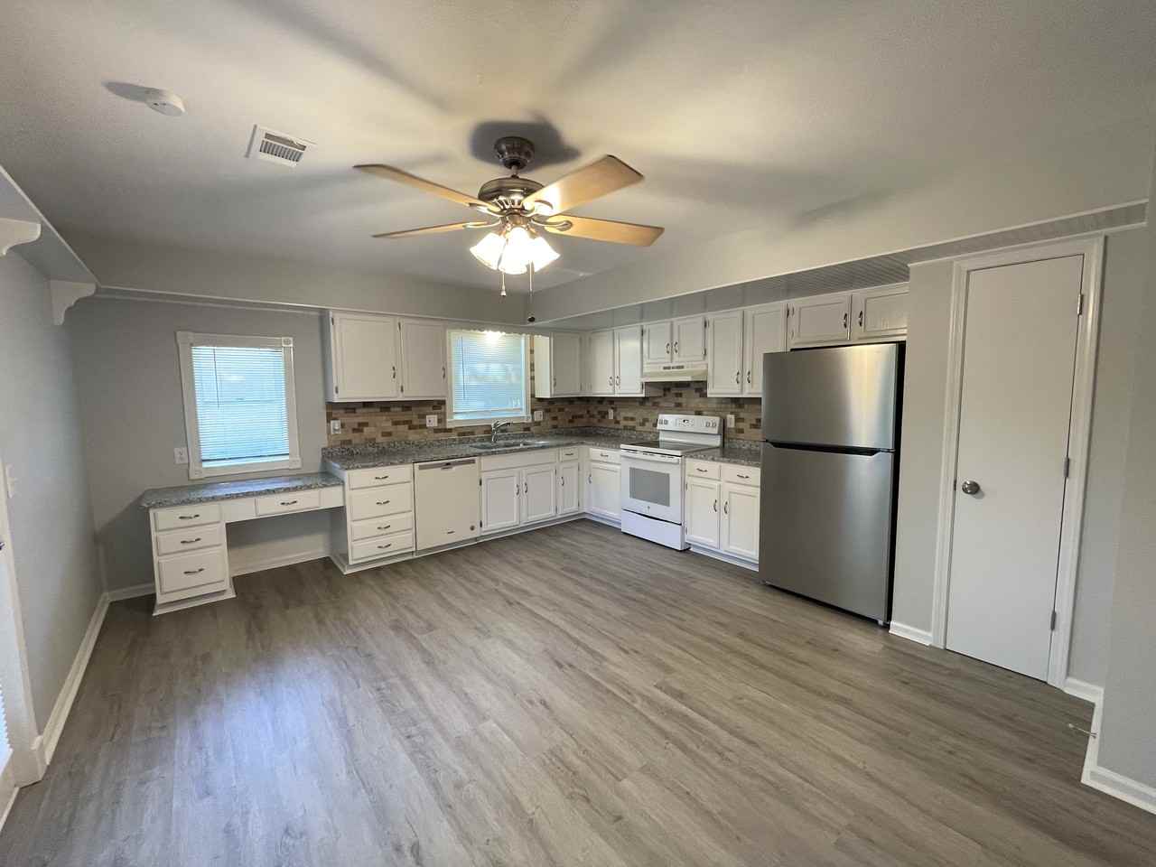 5609 N Mayview Ave - Photo 3 of 22