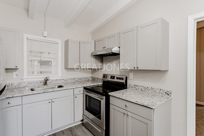 2722 Mesa St - Photo 3 of 18