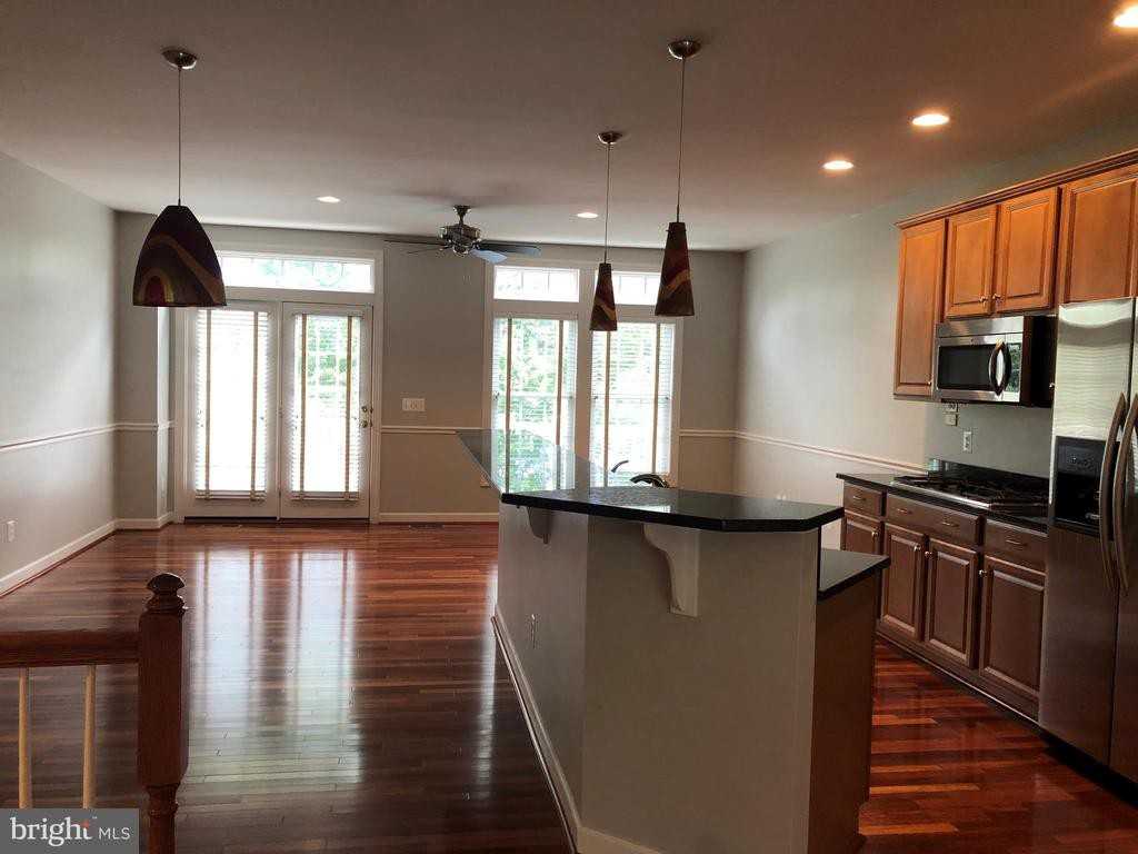 1045 Hotchkiss Pl - Photo 3 of 21