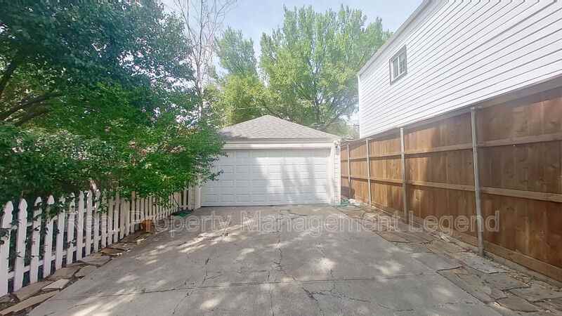 5739 Kenwood Ave - Photo 4 of 25