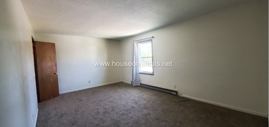 505 S Mechanic St #B - Photo 3 of 10