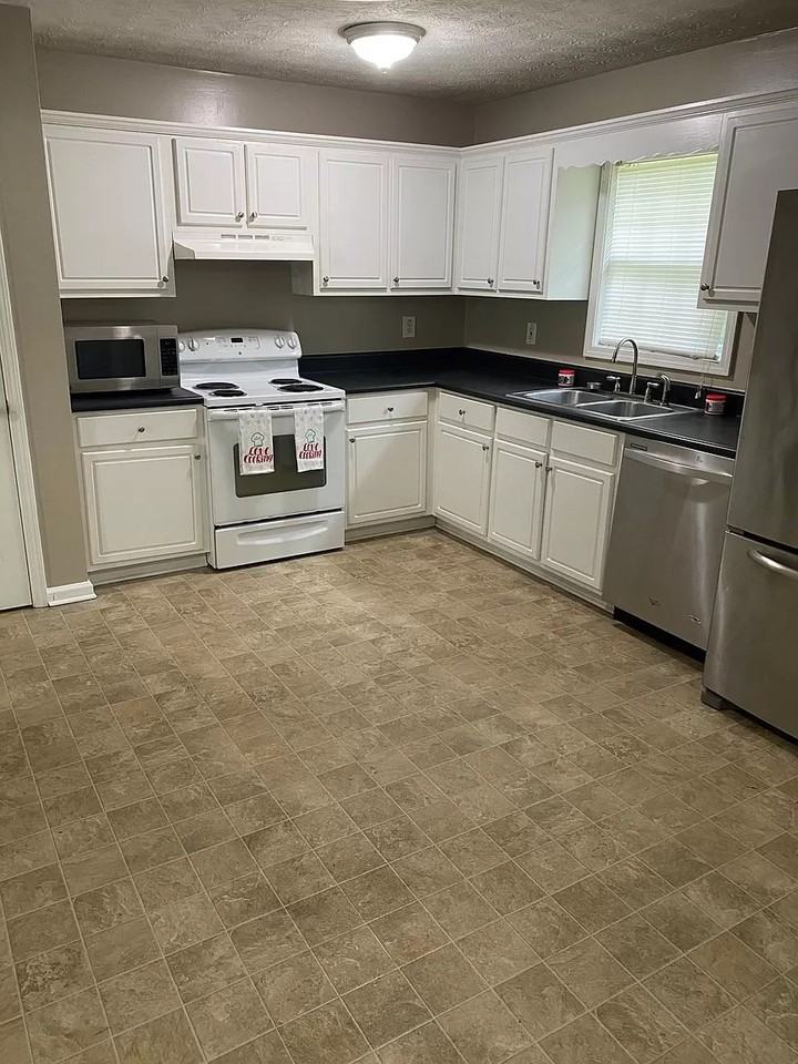 1658 Georgia Ave Sw - Photo 3 of 37