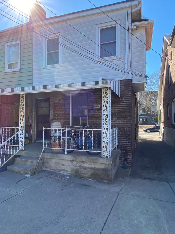 695 Greenwood Avenue, Toronto, ON M4J 4B6 1 Bedroom Apartment for