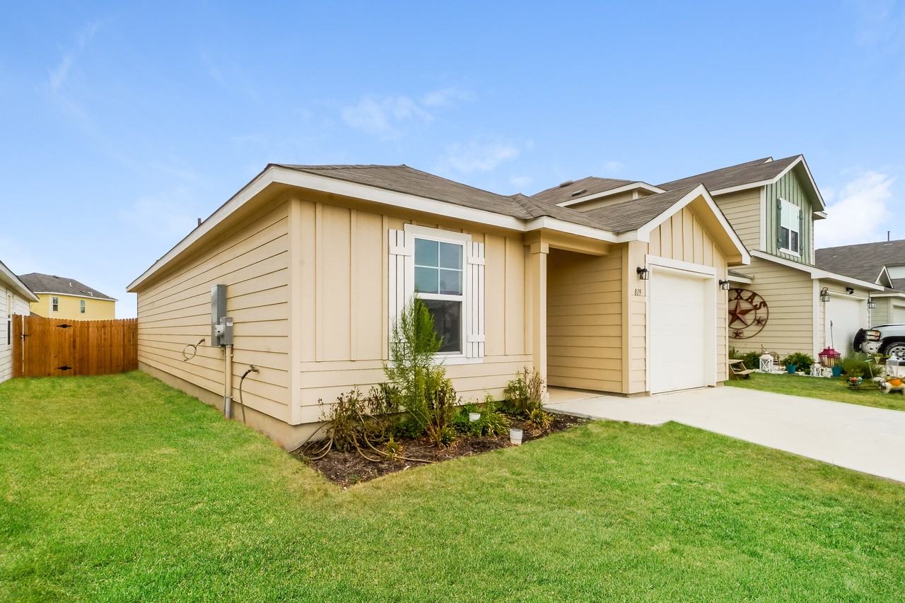 819 Retama Pass - Photo 2 of 15
