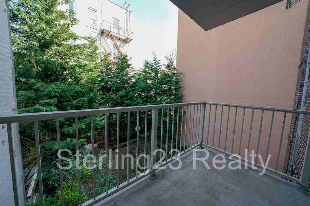 25 25 41 22nd St #3 - Photo 2 of 12