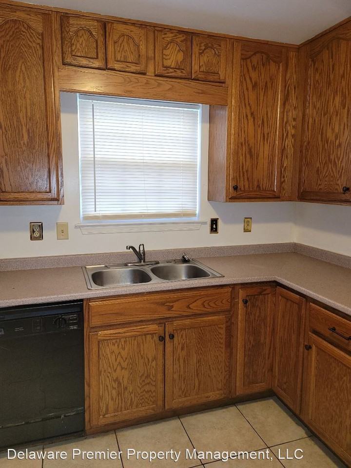 1209 N Claymont St - Photo 2 of 14