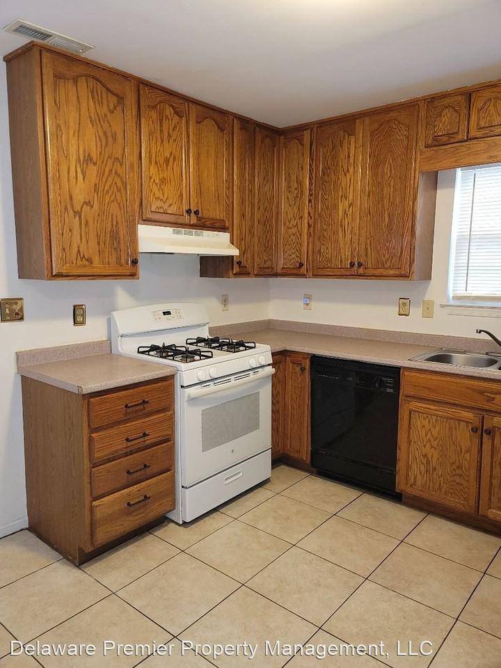 1209 N Claymont St - Photo 3 of 14