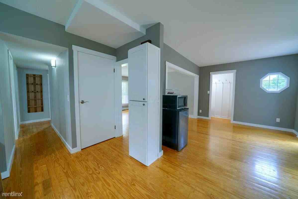 325 Main St - Photo 2 of 14