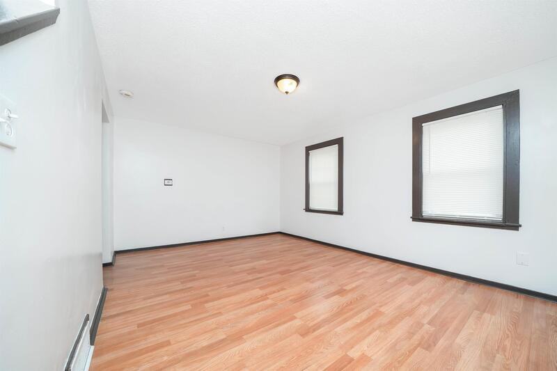 1576 Carew St - Photo 3 of 35