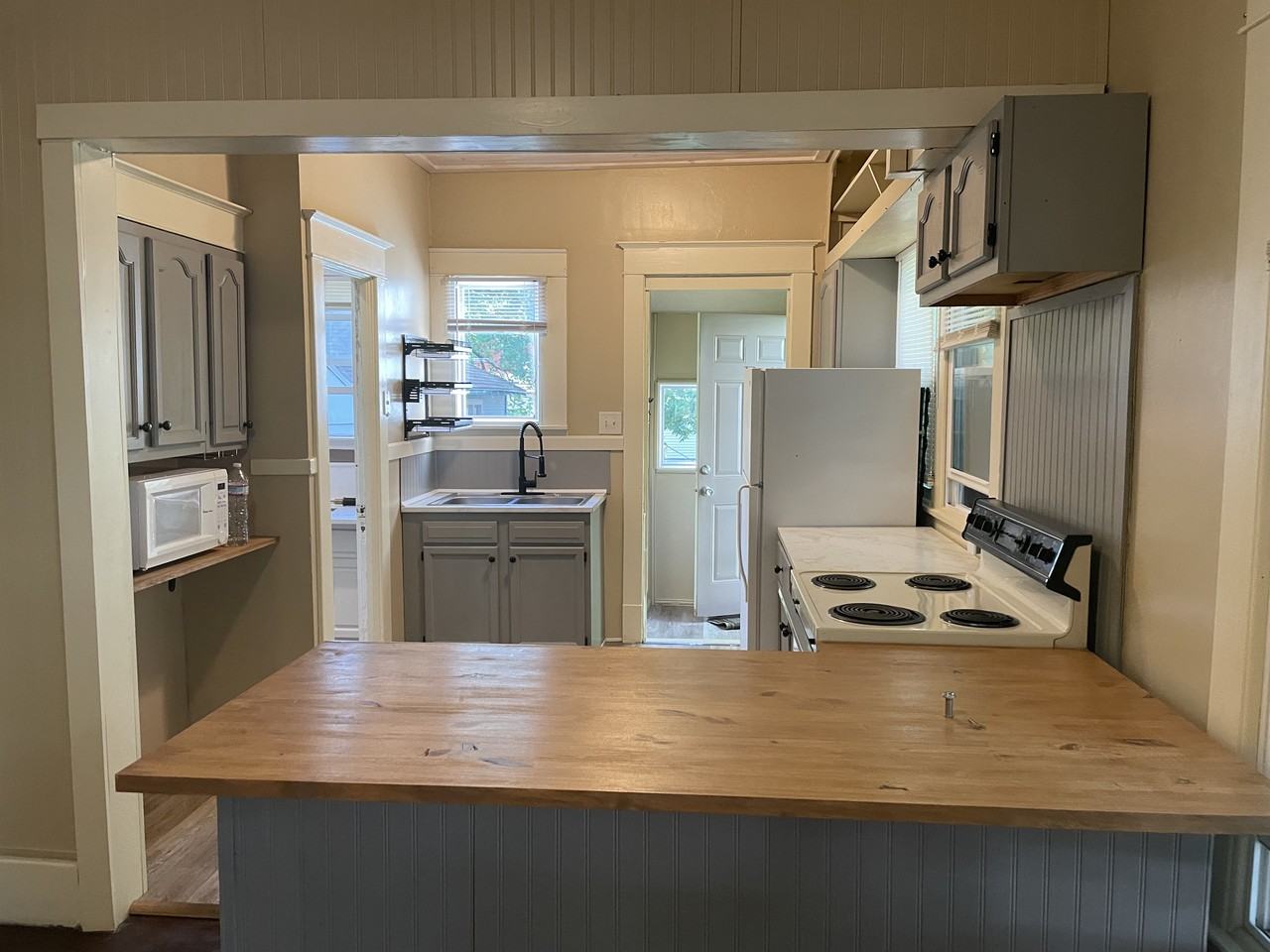 1108 Baxter Street Southeast - Photo 3 of 9