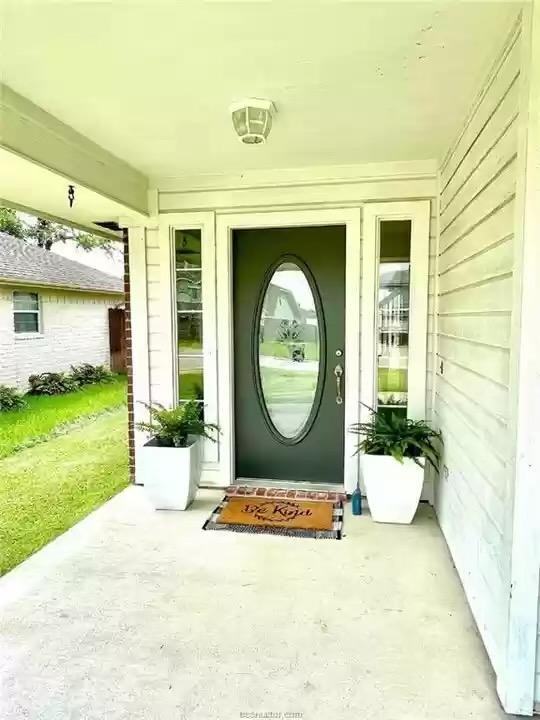 1307 Portsmourth Court - Photo 2 of 12