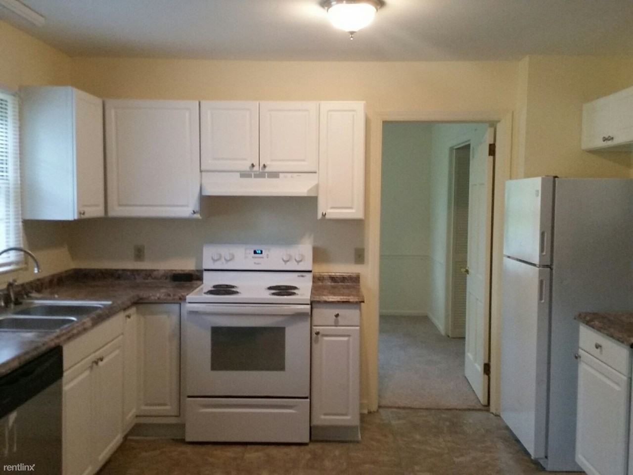 1105 Benjamin Pkwy - Photo 2 of 12