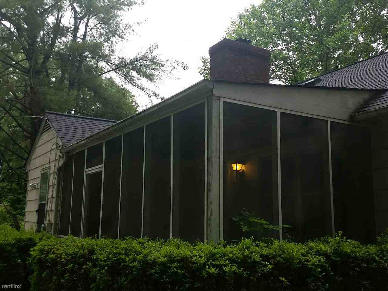 1105 Benjamin Pkwy - Photo 3 of 12